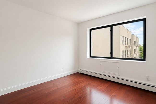Building Photo - 2120 Daly Ave