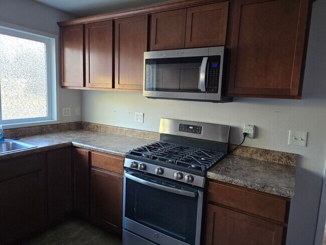 Building Photo - 3 BED 1.5 BATH HOME IN PARK CITY