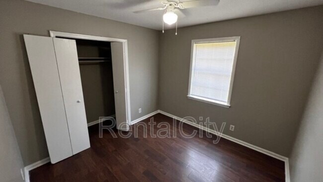 Building Photo - 297 Meadowood Ave
