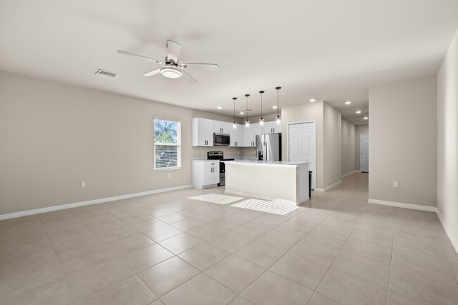 Building Photo - Meadowood in North Naples