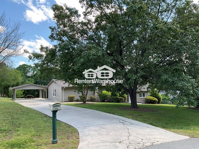 Building Photo - 245 Enwood Dr