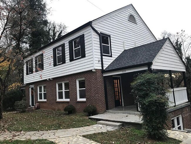 Building Photo - 1033 Young Ave