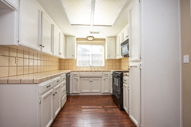 Foto del edificio - Price Reduction Alert!!! Beautiful 3 Bedro...