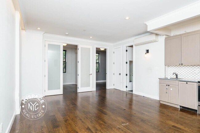 Foto del edificio - 60-80-80 Myrtle Ave