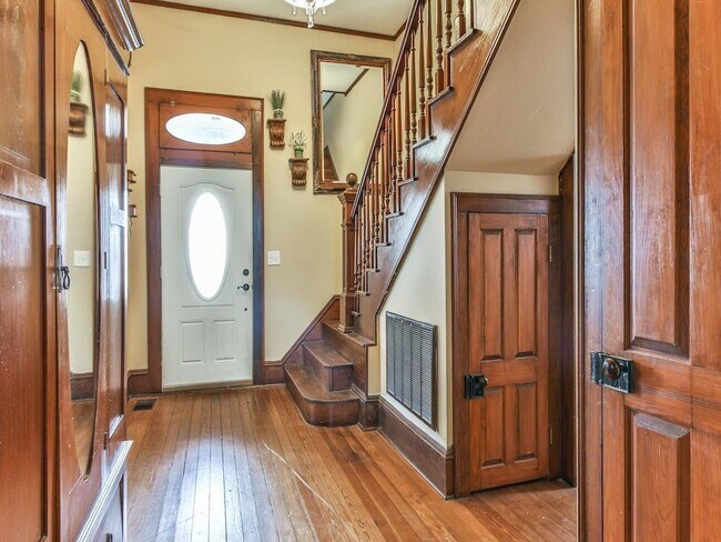 Building Photo - 509 E Luhn St