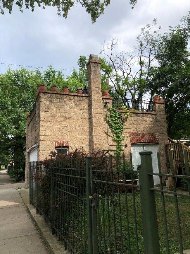 Foto del edificio - 2457 N Drake Ave