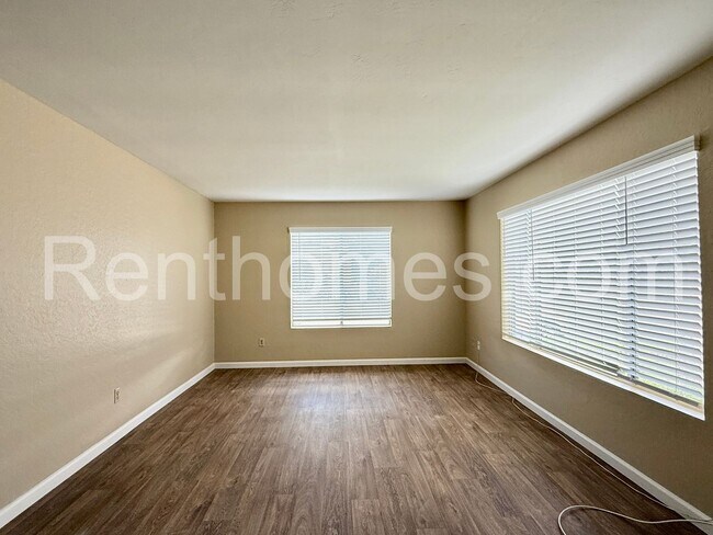 Foto del edificio - 10946 Decatur Rd