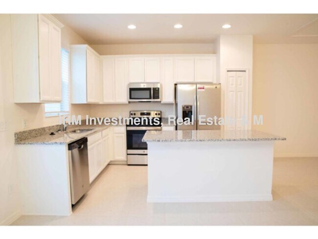 Building Photo - 3 bed 2.5 bath townhome 2 car garage