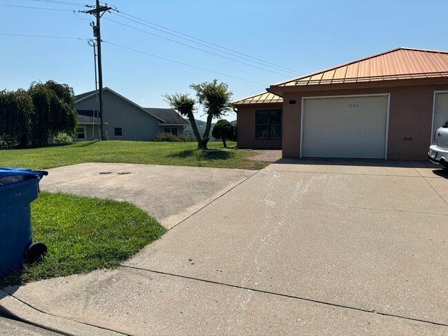 Building Photo - 1040 Cinnamon Dr