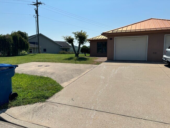 Building Photo - 1804 Cinnamon Dr