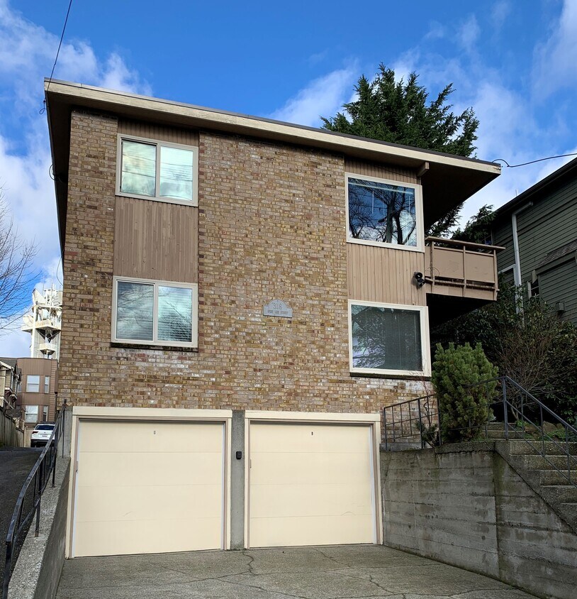 Primary Photo - 318 W Lee St