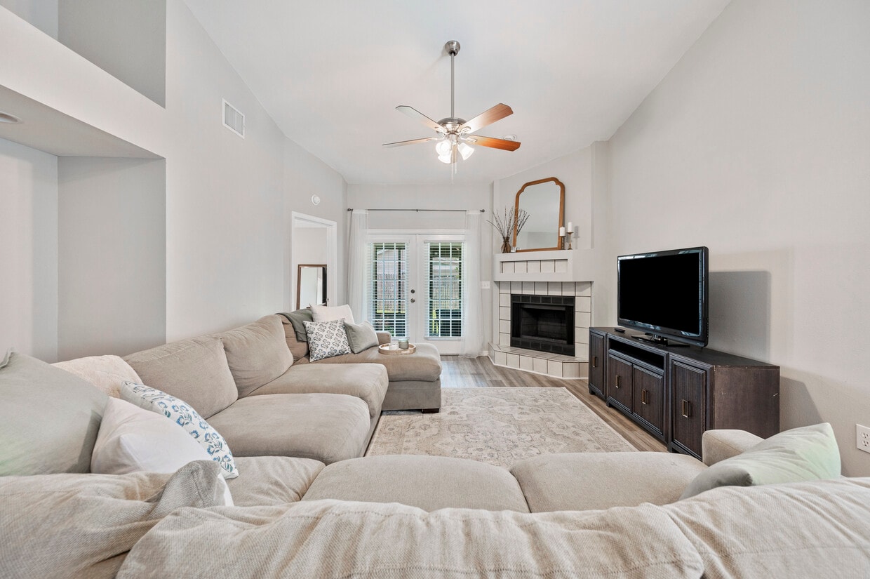 Main living- open, vaulted ceiling, natural light - 3568 Raintree Ln