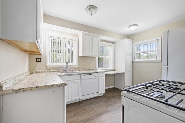 Building Photo - 708 Sunningdale Dr