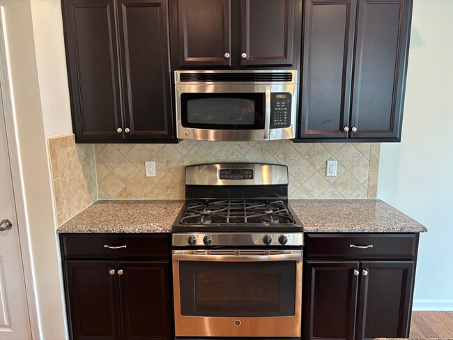 Building Photo - Beautiful 2-story Home located in the Waln...