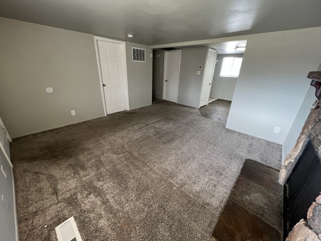 Building Photo - Two-Bedroom in Salt Lake City!