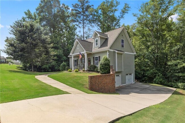 Building Photo - 3Bed/2.5 Bath Available Now!
