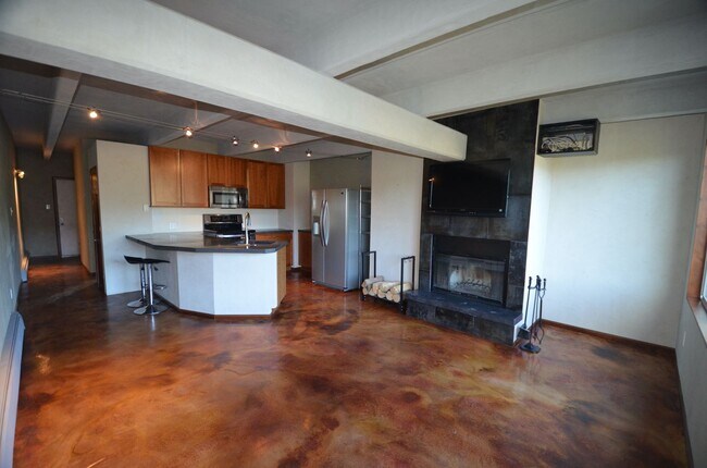 Foto del edificio - Amazing Views and Pet Negotiable! On bus r...