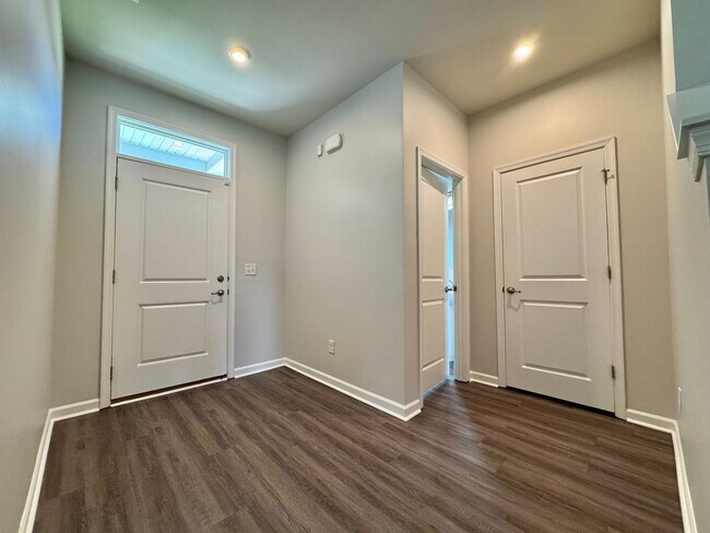 Foto del edificio - 4 Bedroom, 2.5 Bath Home w/ 2 Car Garage