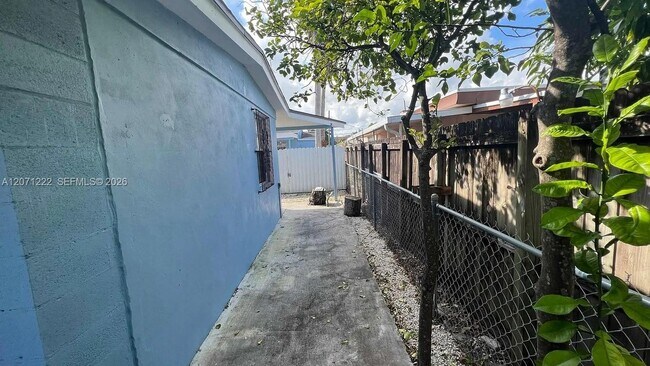 Foto del edificio - 2645 SW 33rd Ave