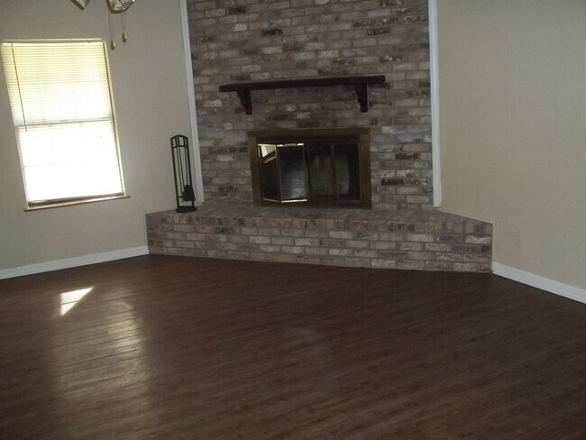 Foto del edificio - Single-Family Home: 3 bed, 2 bath