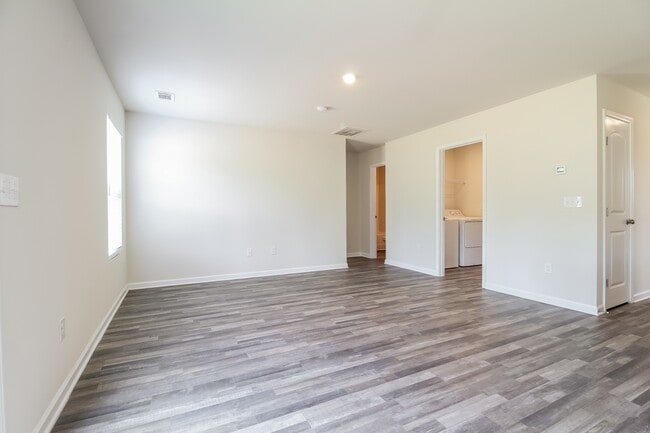 Foto del edificio - 236 Wadsworth Rd