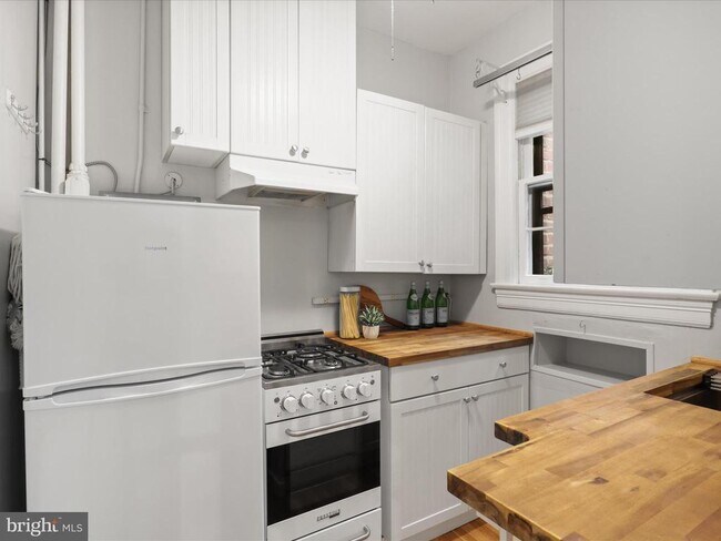 Foto del edificio - 2707 Adams Mill Rd NW