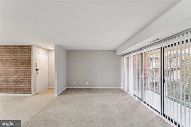 Foto del edificio - 5960 Westchester Park Dr