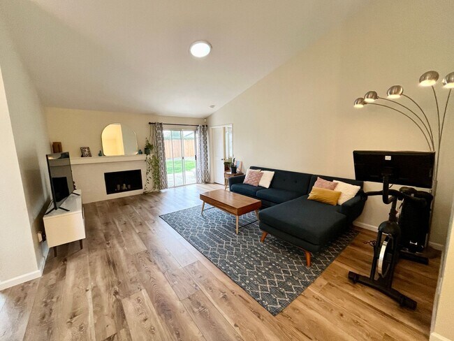 Foto del edificio - Beautiful 2 Bedroom Home Located in Sacram...