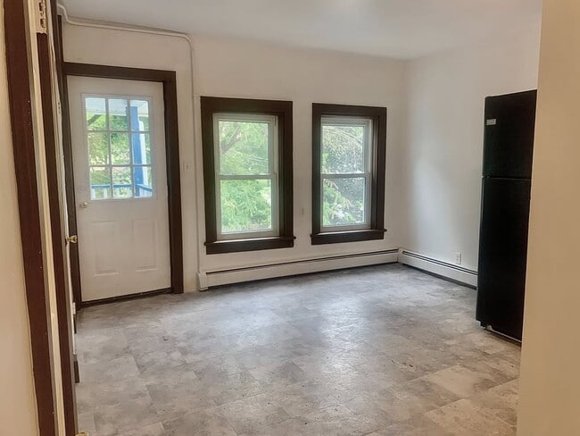 Entrance/eat in kitchen - 15 School St