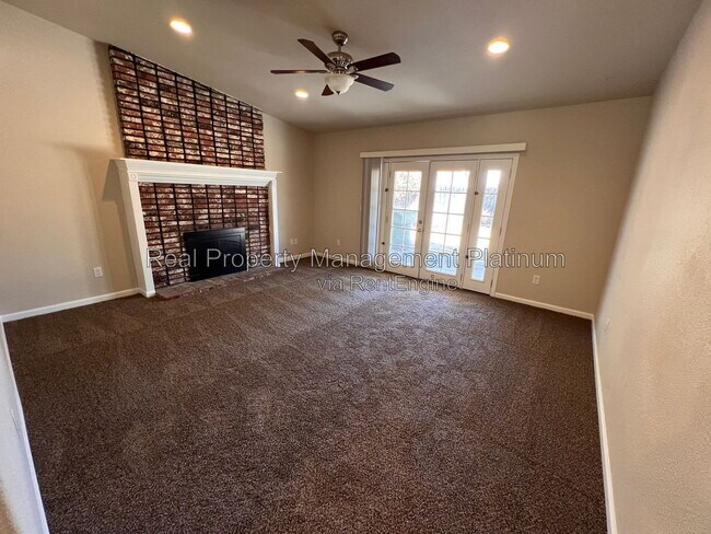 Building Photo - 5957 E Fedora Ave