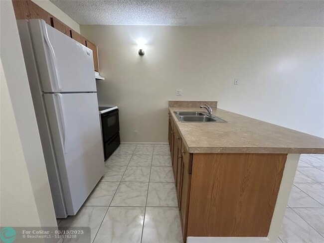 Building Photo - 2401 Riverside Dr