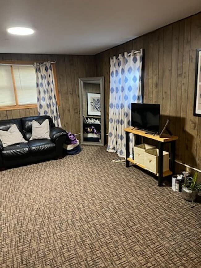 Building Photo - 7917-19 University