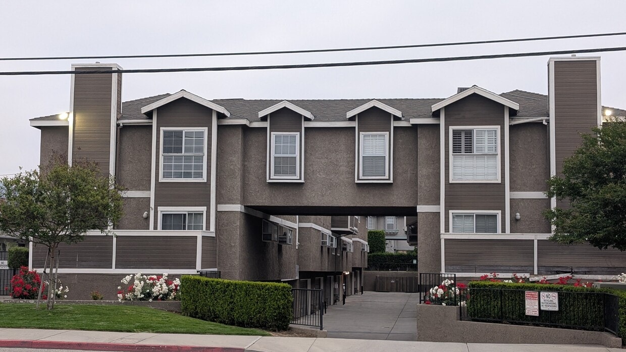 Primary Photo - 1300 Mayflower Ave