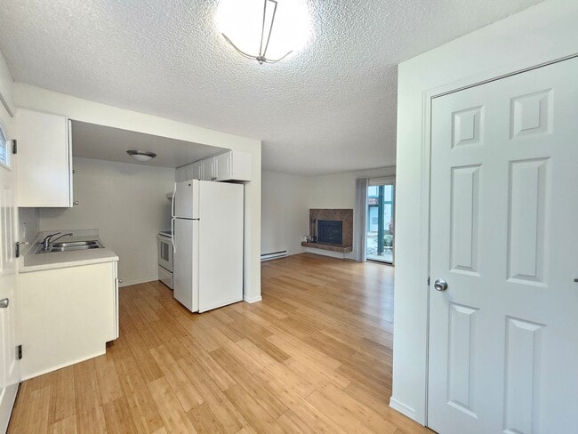 Building Photo - $1,250 - 1 Bed / 1 Bath Spacious Two-Story...