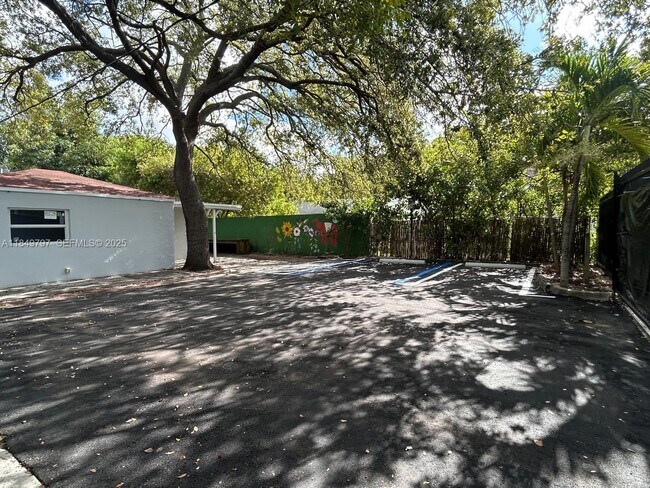 Foto del edificio - 181 NW 44th St