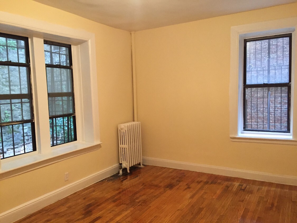 Living room - 170 W Burnside Ave
