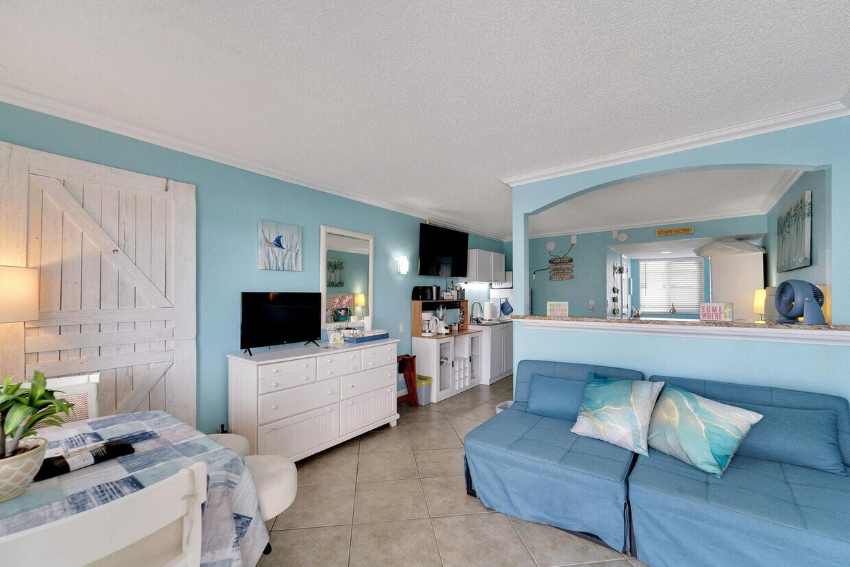 Foto principal - 445 S Gulfview Blvd