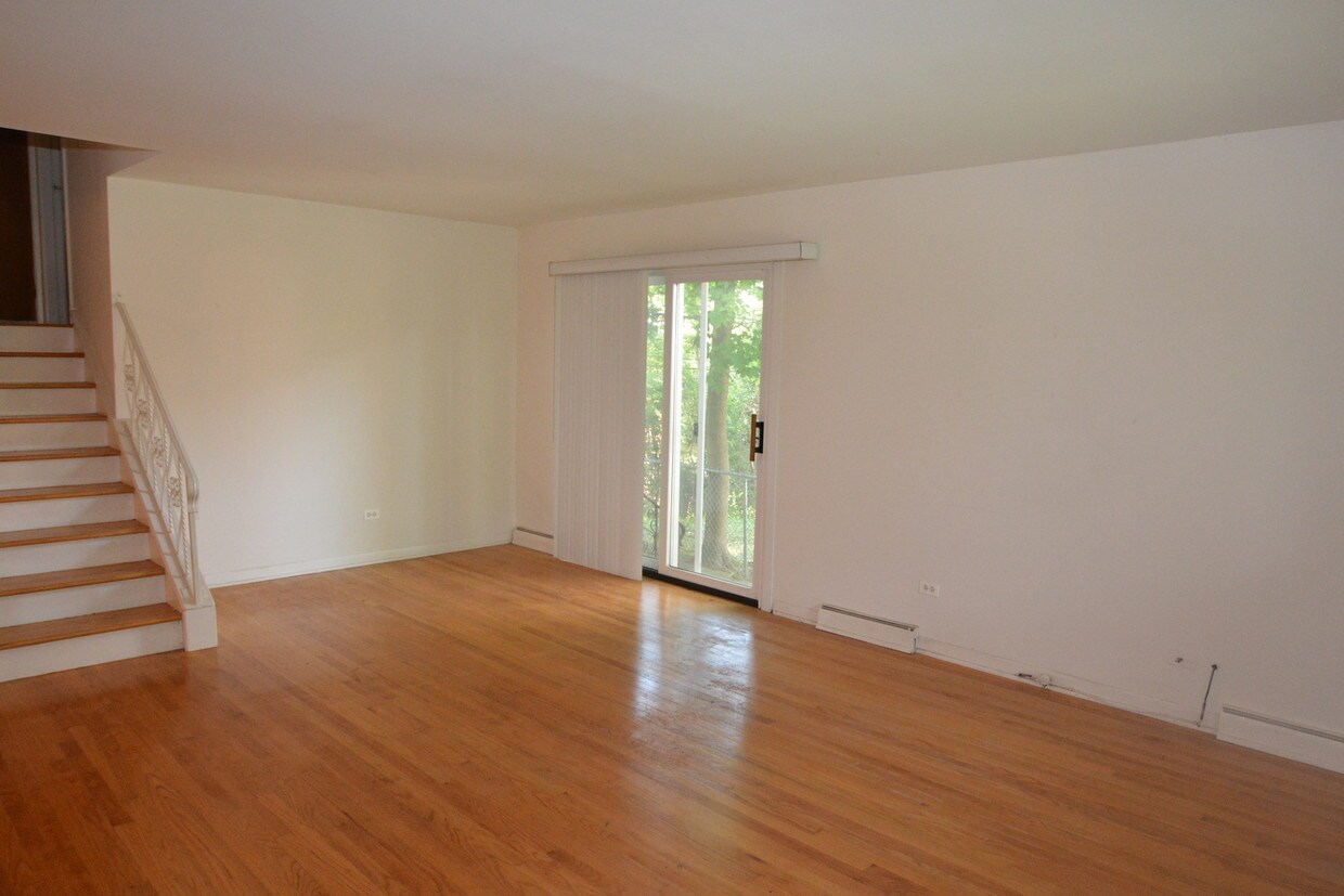 Primary Photo - 560 Ivy Ct