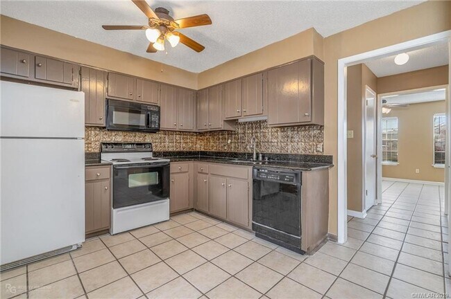 Building Photo - Cute Townhome - close to EVERYTHING