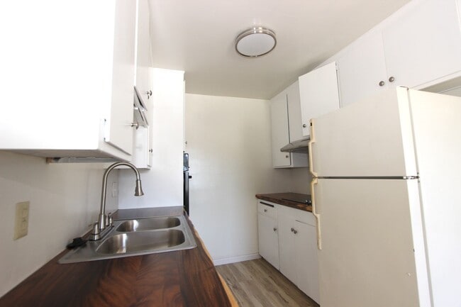 Building Photo - Large 1 bedroom 1 bathroom apartment in No...