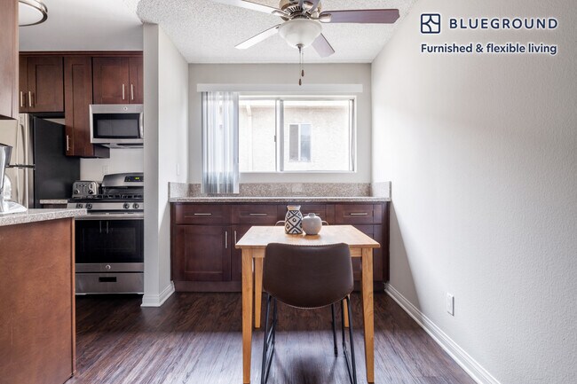 Foto del edificio - 1340 N Poinsettia Pl