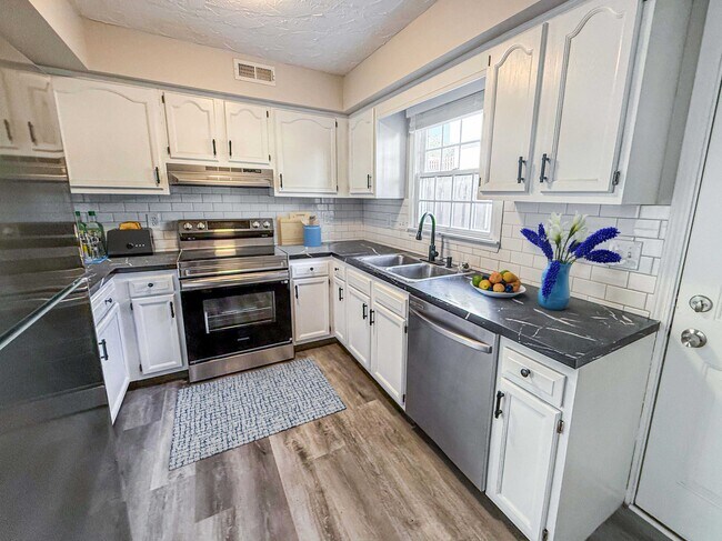 Foto del edificio - Pinnacle Townhomes