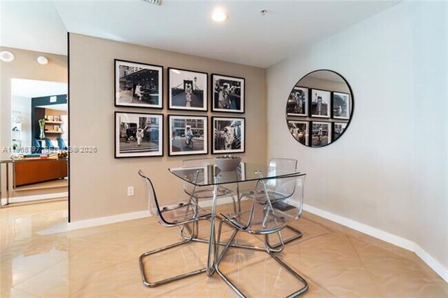 Building Photo - 300 S Biscayne Blvd