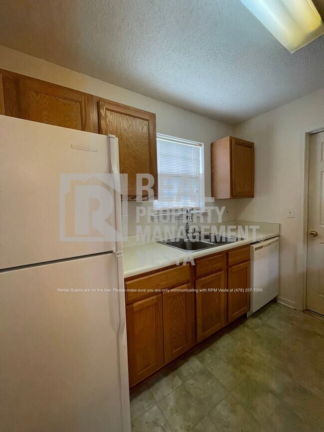 Building Photo - Charming Three Bedroom Home in Convenient ...