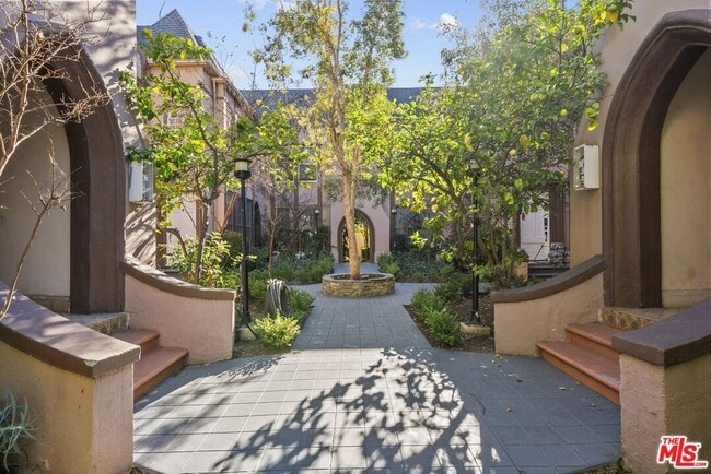 Foto del edificio - 6542 1/2 W Olympic Blvd