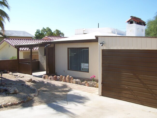 Foto del edificio - 2 Bed +1 Bath SINGLE FAMILY HOME + HUGE ba...