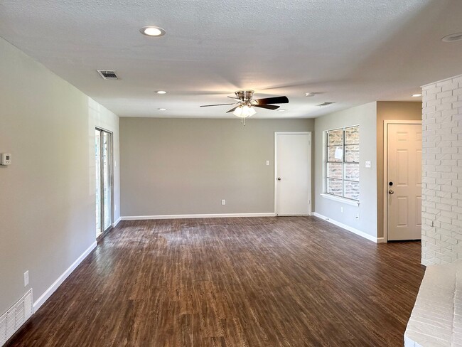 Building Photo - 3 Bedroom / 2 Bath / 2 Car Garage