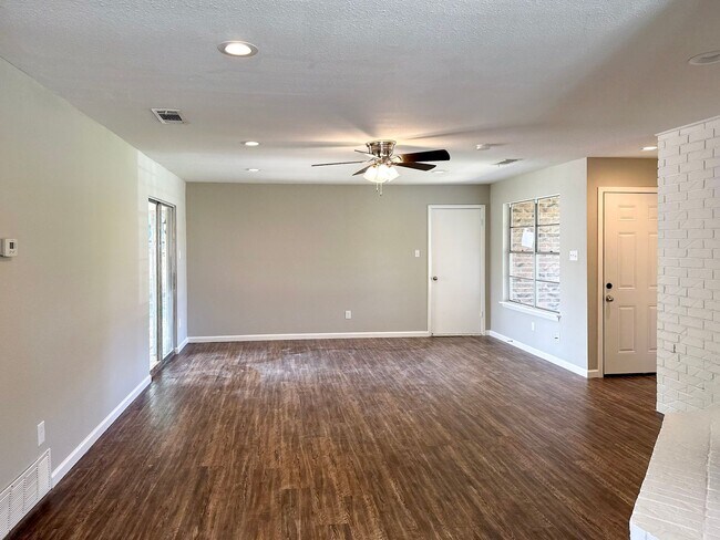 Foto del edificio - 3 Bedroom / 2 Bath / 2 Car Garage