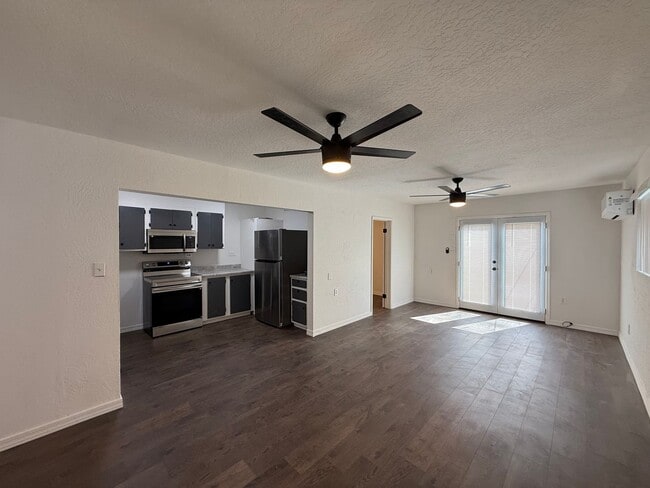 Building Photo - 3 Bedroom 1 Bathroom