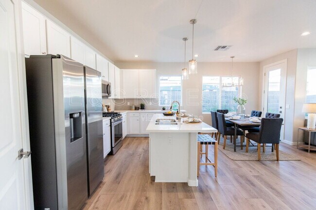 Foto del edificio - 3726 E Flower St